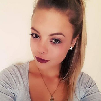 24 jarige Vrouw uit Esbeek wilt sex