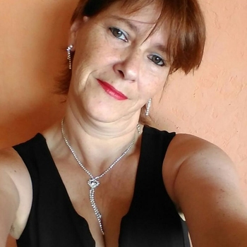 60 jarige Vrouw uit Hellum wilt sex